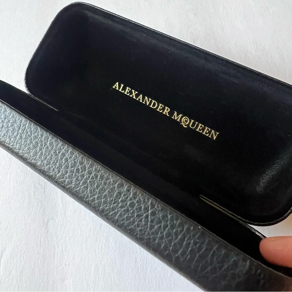 ALEXANDER MCQUEEN BLACK SUNGLASSES CASE NEW